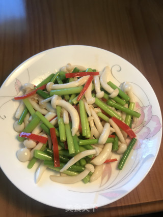 Stir-fried Garlic Sprouts with White Jade Mushroom recipe