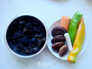 Stir-fried Fungus with Mushrooms and Green Peppers recipe