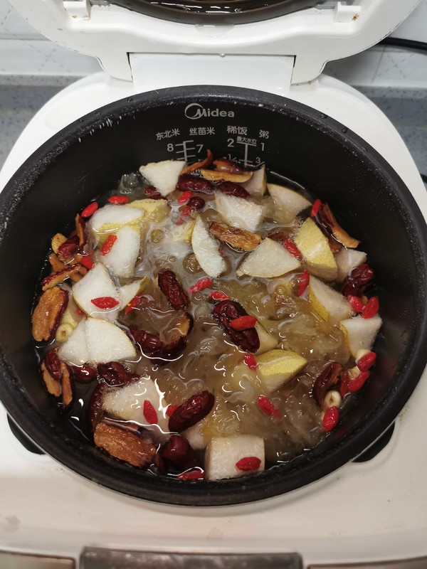 Red Dates, White Fungus, Chuanbei, Snow Pear Soup recipe