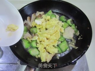 Scrambled Eggs with Pork Belly Mushroom and Loofah recipe