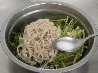 Coriander Mixed with Enoki Mushrooms recipe