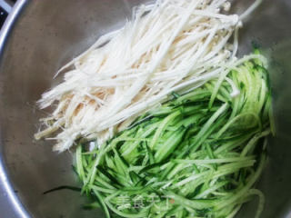 Enoki Mushroom Mixed with Cucumber-refreshing Cold Dishes Will Never be Greasy recipe