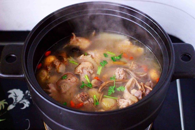 Agaricus and Chestnut Stewed Chicken Soup recipe