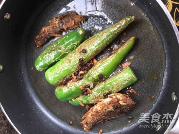 Braised Tiger Skin Peppers with Fish in Black Bean Sauce recipe