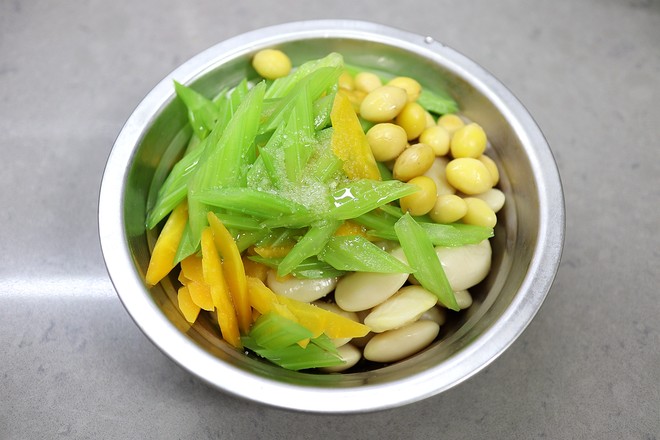 Celery and Kidney Bean Ginkgo recipe