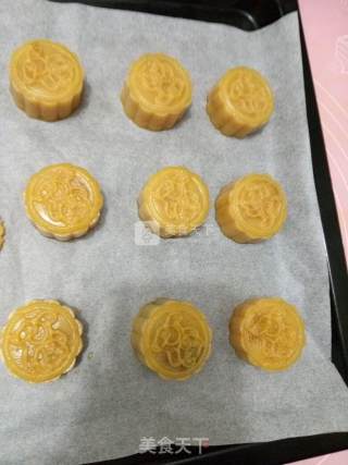 Cantonese-style Egg Yolk Chestnut Mooncakes recipe