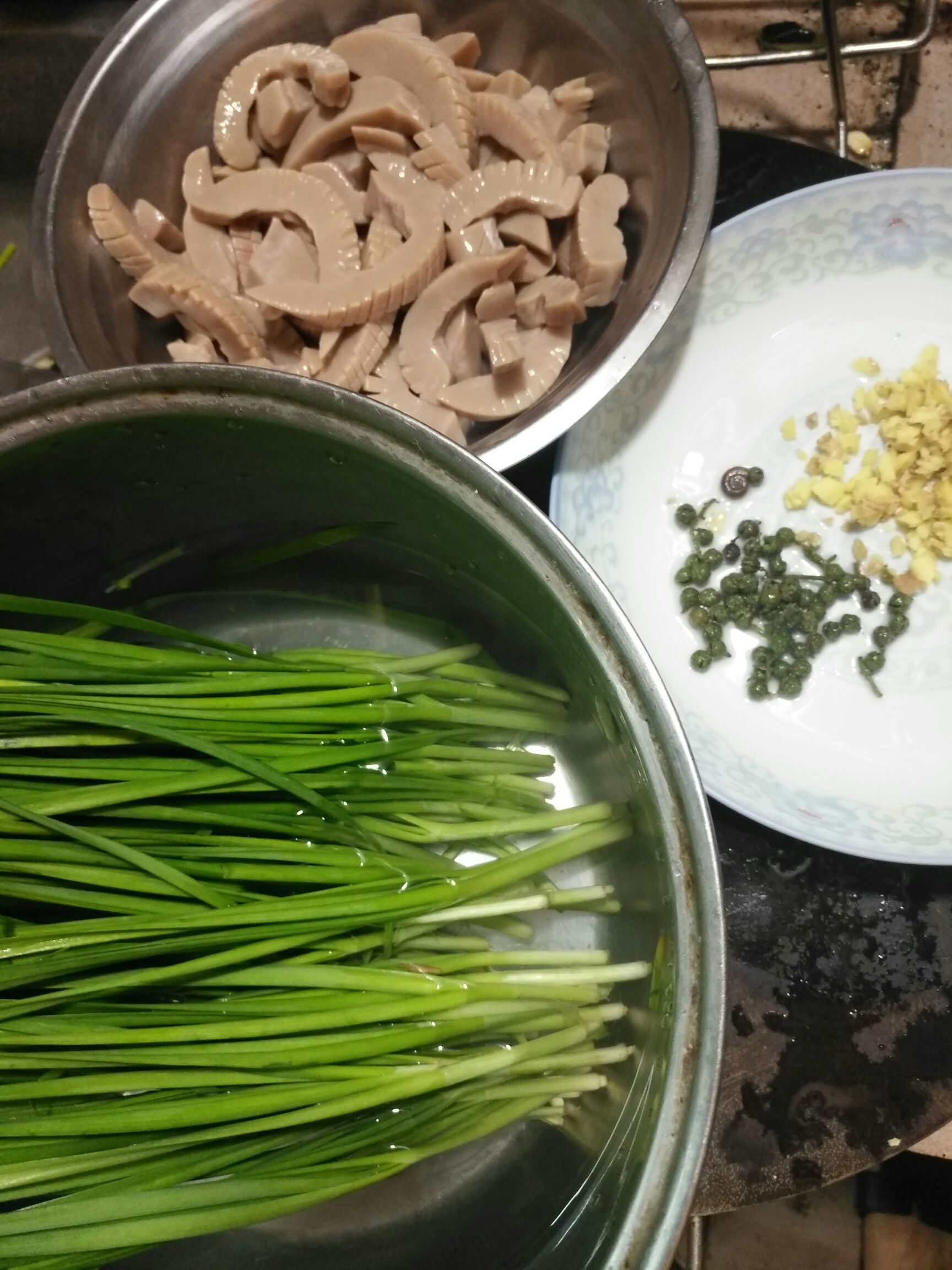 Stir-fried Pork Loin with Chives recipe