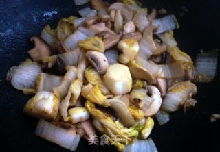 Stir-fried Cabbage with Mushrooms in Chicken Sauce recipe