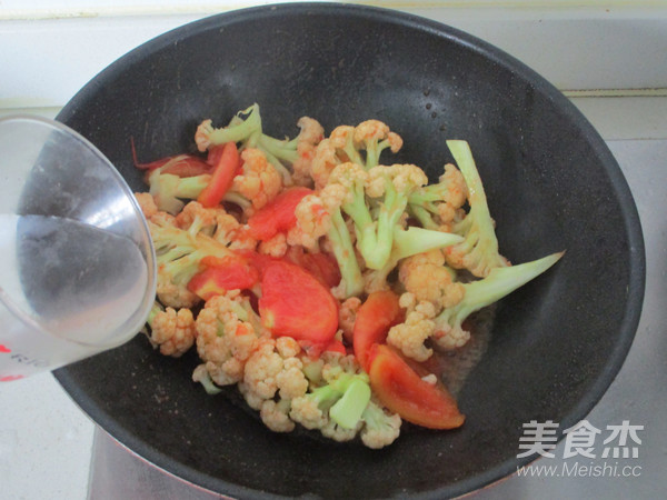 Stir-fried Cauliflower with Tomatoes recipe