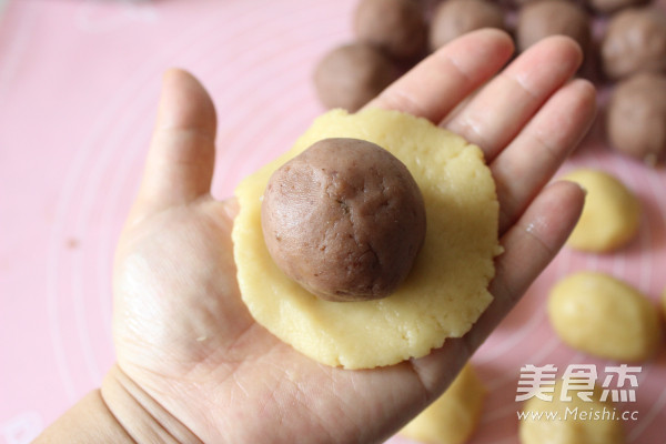 Mooncake with Lotus Seed Paste and Egg Yolk recipe