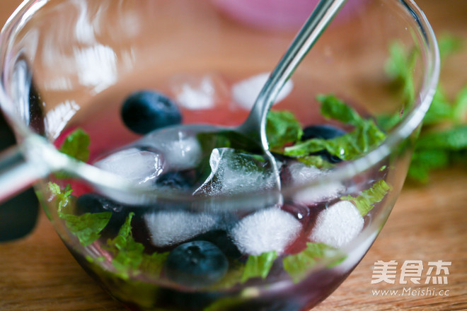 Blueberry Mint Iced Drink recipe