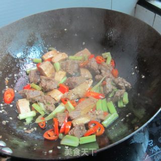 Stir-fried Beef Brisket with Chili Celery recipe