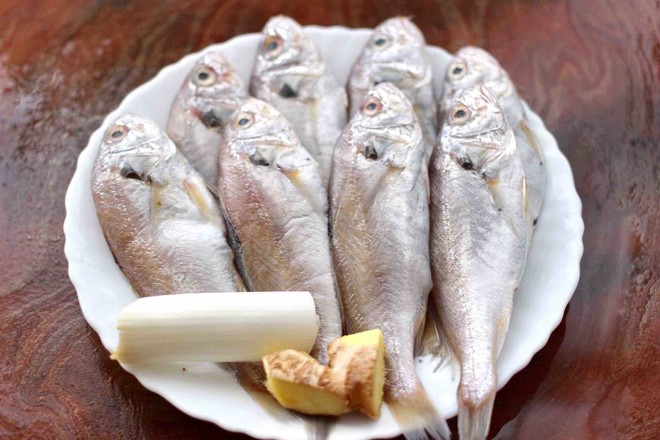 Fried Big Head Fish with Spices recipe