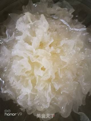 Longan, Lotus Seed and Tremella Soup recipe