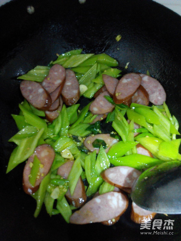 Stir-fried Chili with Red Intestines recipe