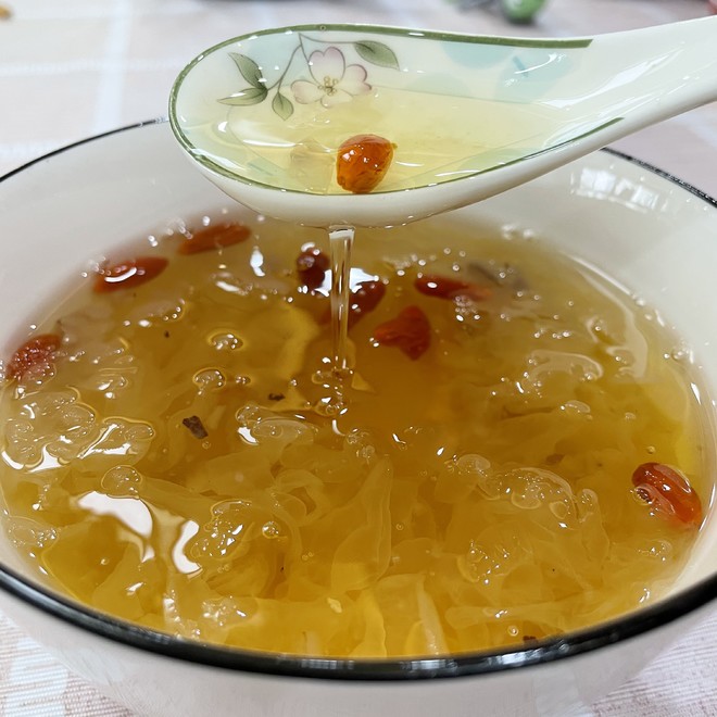 Red Dates, Wolfberry and White Fungus Soup (with Glue in 20 Minutes) recipe