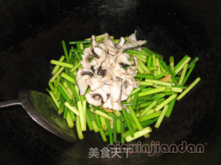 Stir-fried Garlic Heart with Raw Fish recipe