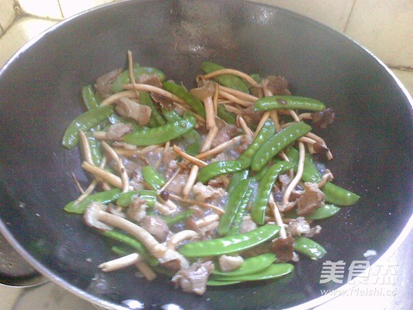 Sliced Pork with Tea Tree Mushroom recipe