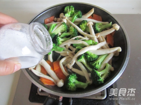 Stir-fried Broccoli with Seafood Mushrooms recipe