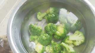 Stir-fried Pork Skins with Broccoli recipe