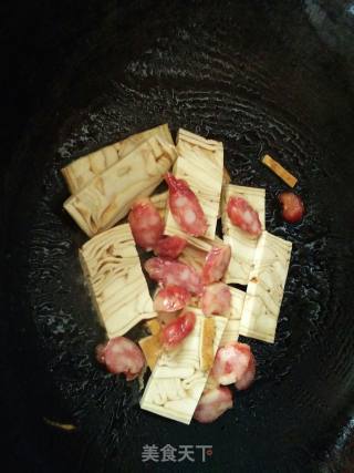 Fried Egg Sausage with Dried Flowers recipe