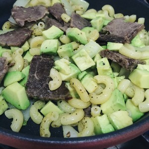 [low-fat Staple Food Salad] Macaroni with Avocado and Beef recipe