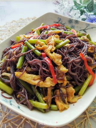 Stir-fried Black Rice Noodles with Garlic Moss recipe