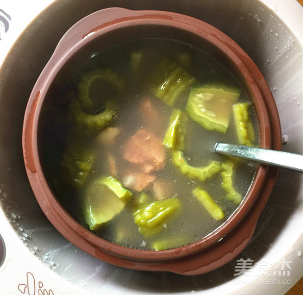 Black-eyed Peas and Bitter Gourd Pork Ribs Soup recipe