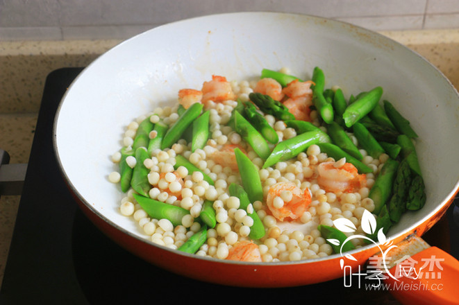 Stir-fried Chicken Head Rice with Shrimp and Asparagus recipe