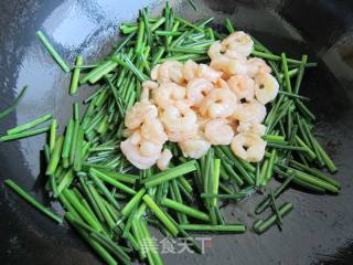 Stir-fried Shrimp with Leek recipe