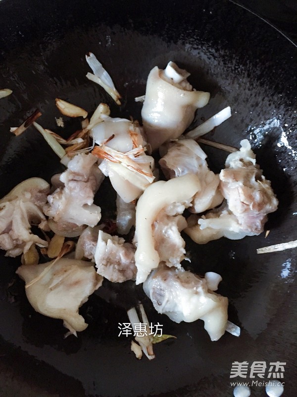 Braised Pork Knuckles with Wild Ginger and White Kou recipe