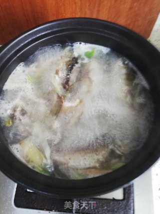 Crucian Carp and Mushroom Tofu Soup recipe