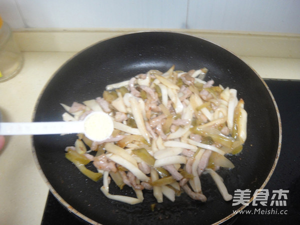 Stir-fried Shredded Pork with Bailing Mushroom and Mustard recipe