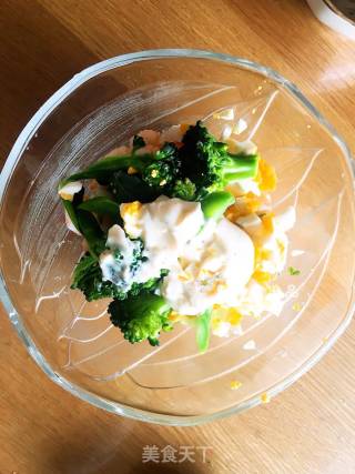 Low-calorie Salad with Avocado and Broccoli in Japanese Cuisine recipe