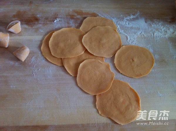 Chinese Wolfberry Noodles and Leek Stuffed Dumplings recipe