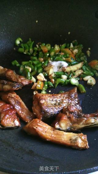 Stir-fried Dried Fish with Five Claw Peppers recipe