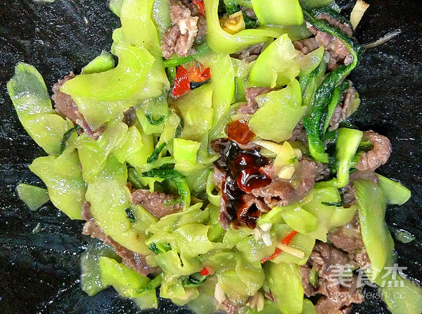 Stir-fried Beef with Lettuce recipe