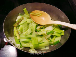 Stir-fried Cucumber with Salted Pork Knuckles recipe