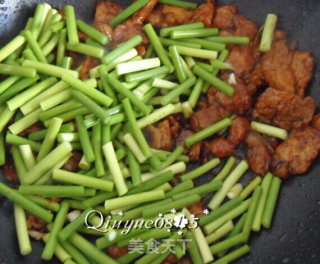 Stir-fried Pork with Garlic Moss Fungus recipe