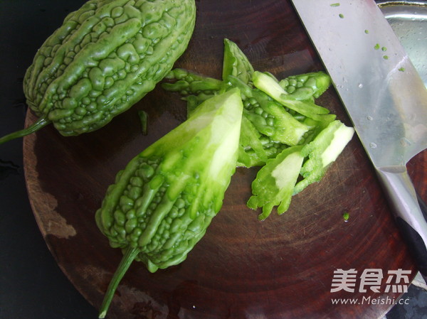 Stir-fried Bitter Gourd with Dace in Black Bean Sauce recipe