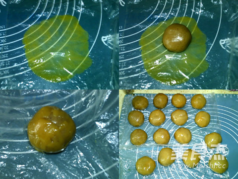 Transparent Skin Lotus Paste and Egg Yolk Mooncakes recipe