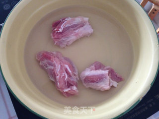 【lotus Seeds and Lily Stewed Lean Meat】----moisturizing Soup recipe