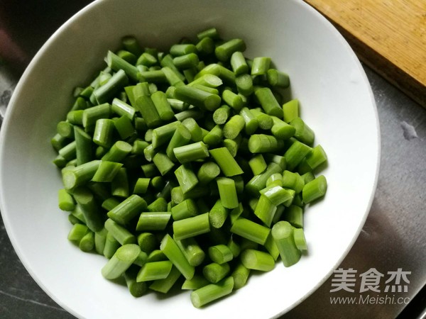 Stir-fried Minced Pork with Garlic Sprouts recipe