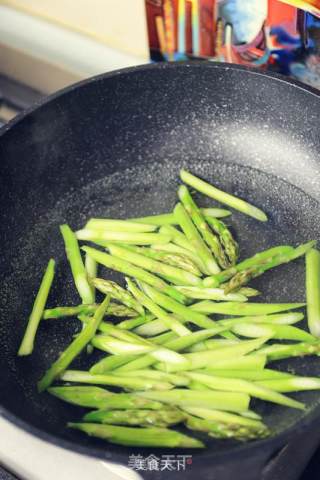 Stir-fried Asparagus with Lily recipe