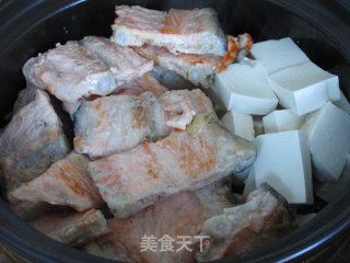 Stewed Salmon Bone with White Jade Mushroom recipe