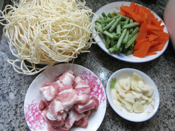 Braised Noodles with Pork Belly and String Beans recipe