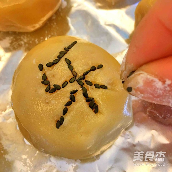Cantonese Lotus Seed Paste Mooncake-birthday Edition recipe