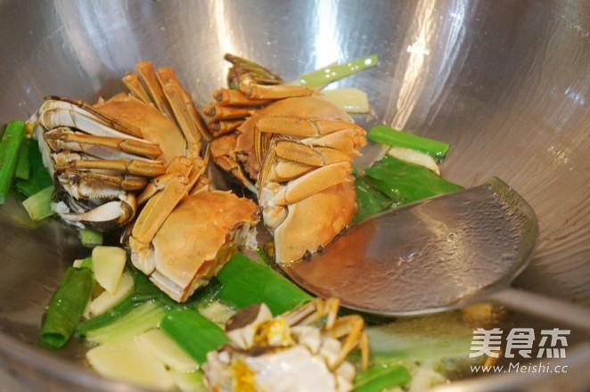 Fried Yangcheng Lake Hairy Crabs with Green Onion and Ginger recipe