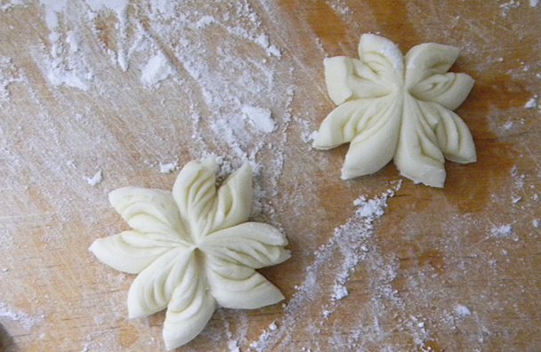 The Chrysanthemum Rolls that You Can Tear and Eat are Not Only Delicious, But Also Beautiful! recipe