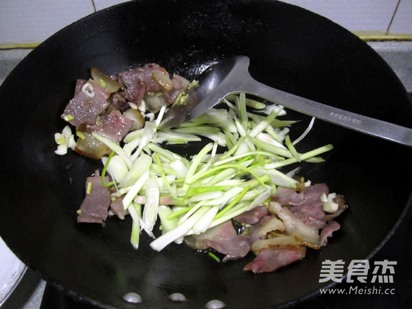 Fried Bacon with Scallion Head recipe